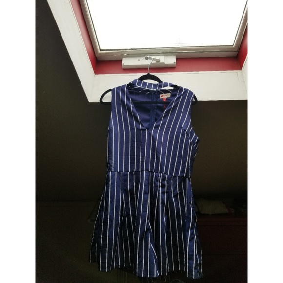 V-kneck Striped romper with choker - Picture 3 of 4